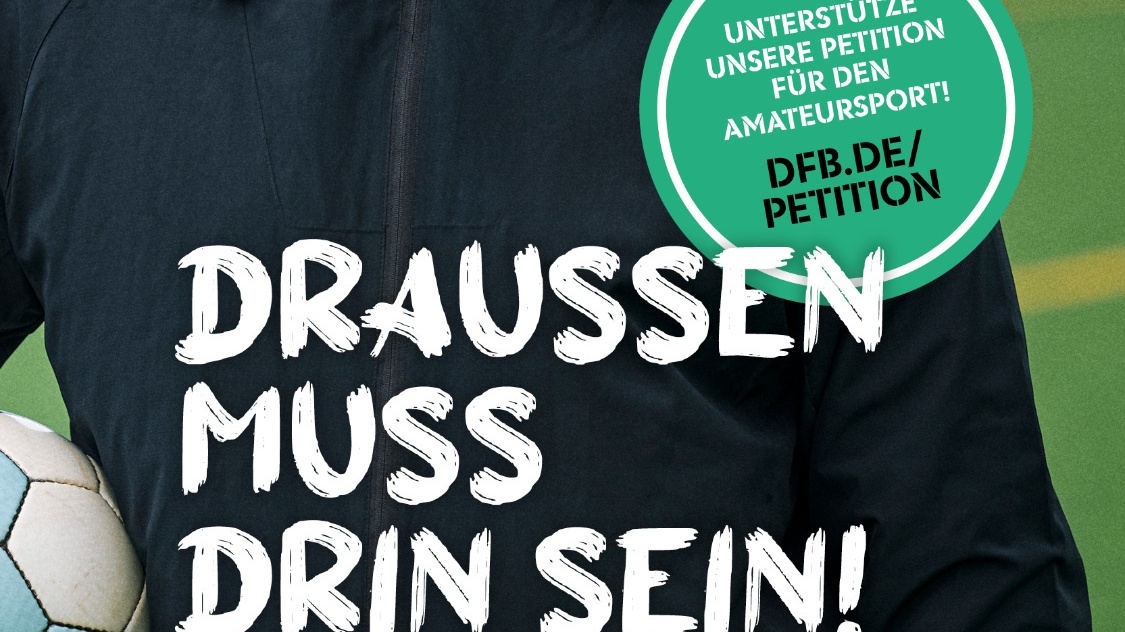 Fußballspieler mit Jacke und Schal auf Grünplatz. Banner im Vordergrund fordert Freigabe des Amateursports ("Draussen muss drin sein!"). DFB-Petition erwähnt.