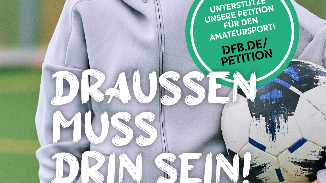 Frau in Fußballkleidung auf grünem Rasen. Sie hält eine Petition mit Aufschrift "DFB.DE/PETITION" und Text zur Amateurfußball-Unterstützung. Slogan: "DRAUSSEN MUSS DRIN SEIN!". Logos von Fußballvereinen am unteren Rand.