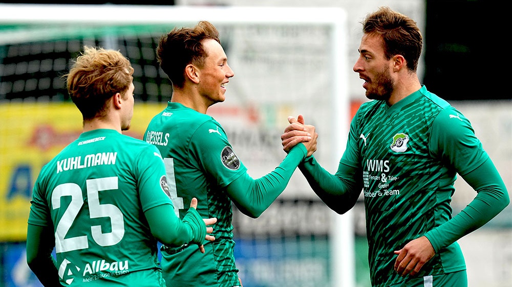 Schonnebecks Arne Wessels (Mitte, hier im Hinrundenspiel gegen den FC Büderich) erzielte am Wochenende seine Saisontreffer 27 bis 30.