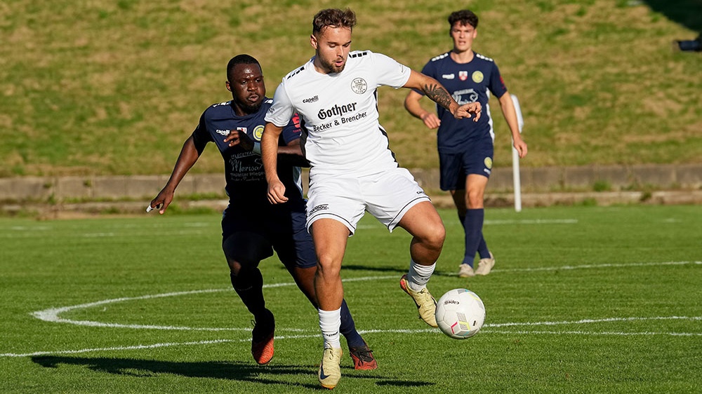Niko Bosnjak (weiß) traf beim 4:2 des ETB Schwarz-Weiß Essen gegen Ratingen 04/19 zum zwischenzeitlichen 2:2.