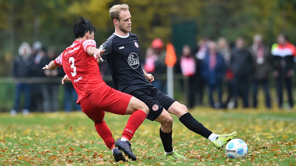 Essens Lucas Brumme (schwarz) läutete mit seinem Treffer gegen den SV Sonsbeck die furiose RWE-Schlussphase ein.