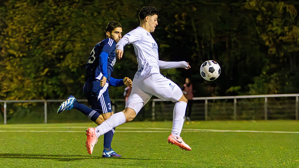 Die SSVg Velbert (weiß) bleibt durch einen 5:1-Sieg gegen den FC Büderich (blau) in Schlagweite zur Tabellenspitze.