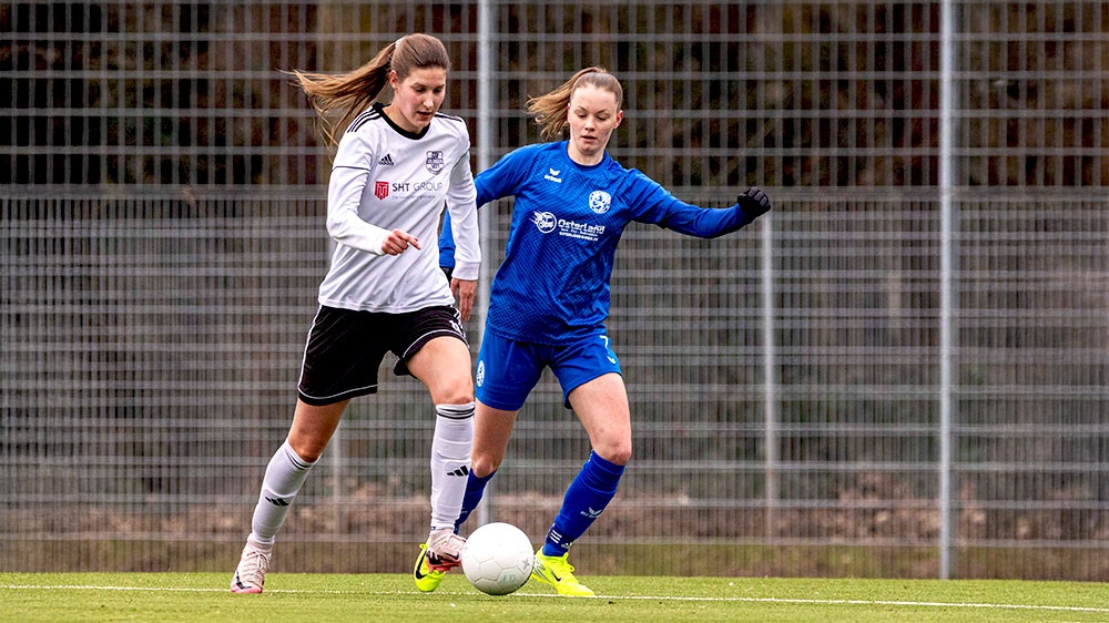 Solingens Lena Schmitz (links, hier in einem Testspiel gegen die SSVg Velbert im Februar) wurde mit drei Treffern zur Matchwinnerin im Halbfinale.