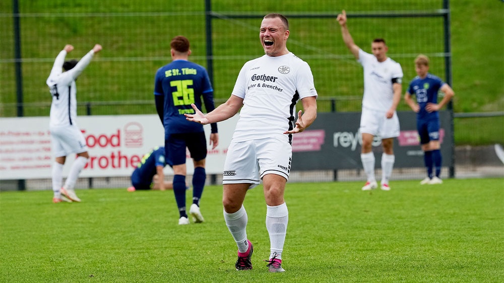 Kamil Poznanski vom ETB SW Essen feiert ein Tor seiner Mannschaft im Topspiel gegen den SC St. Tönis.