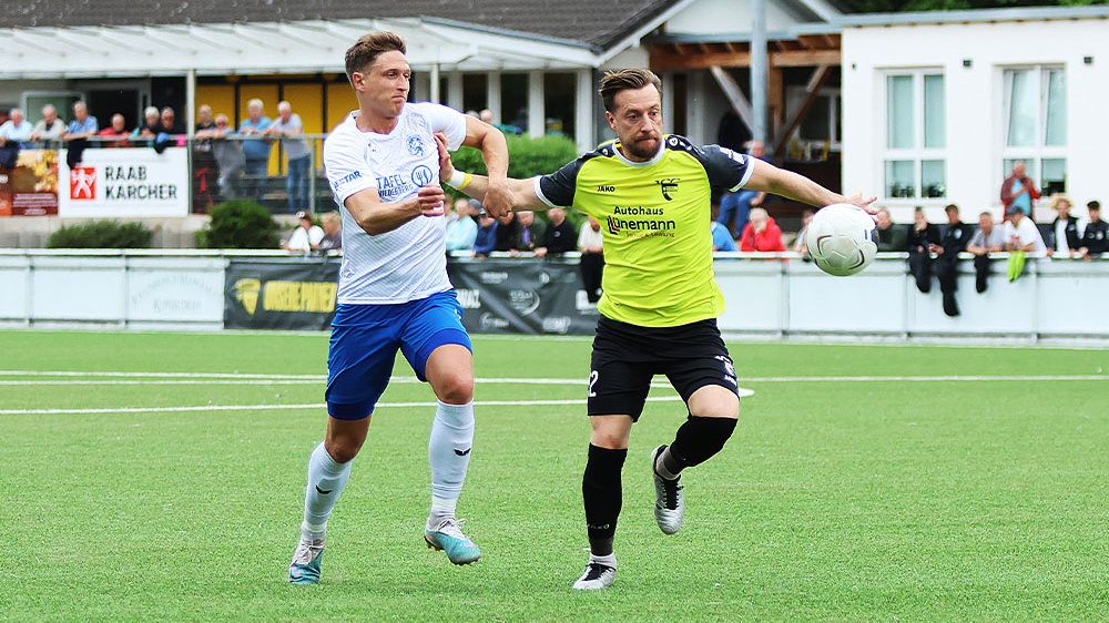 Robin Hilger (links) von der SSVg Velbert erzielte im Spiel gegen die Sportfreunde Niederwenigern einen Doppelpack.