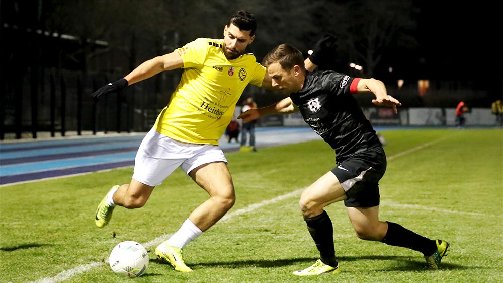 Spitzenreiter Ratingen 04/19 (gelbe Trikots) ließ gegen den VfB Hilden wichtige Punkte im Rennen um den Aufstieg liegen.