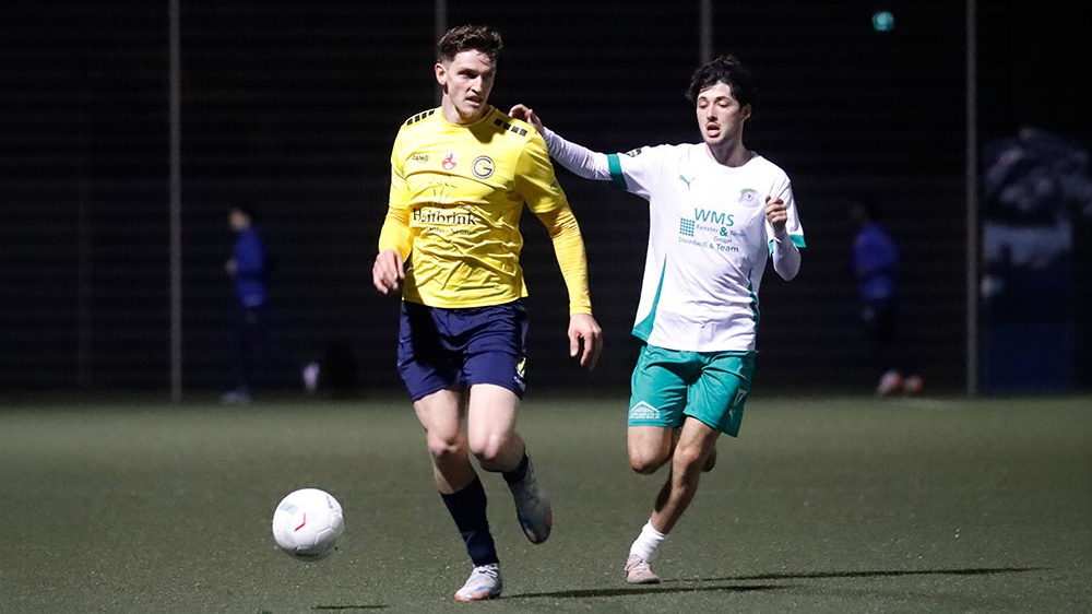 Ratingens Almedin Gusic (links) rettete dem Oberliga-Tabellenführer durch sein Tor zum 1:1 gegen die SpVg Schonnebeck noch einen Punkt.