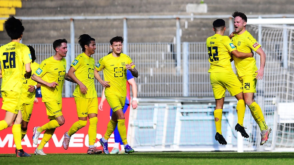 St. Tönis-Spieler Maximilian Pohlig (rechts) leitete durch seinen Treffer zum 1:0 den Auswärtserfolg für seine Mannschaft ein.