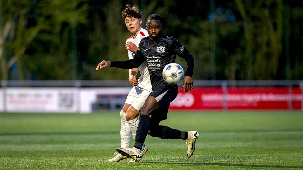 Hildens Mohamed Cisse (vorne) erzielte gegen die DJK Adler Union Frintrop den Treffer zum 2:0-Endstand.