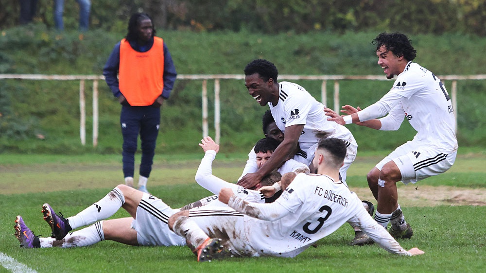 Ausgelassener Jubel beim FC Büderich über den späten Siegtreffer gegen den Wuppertaler SV.