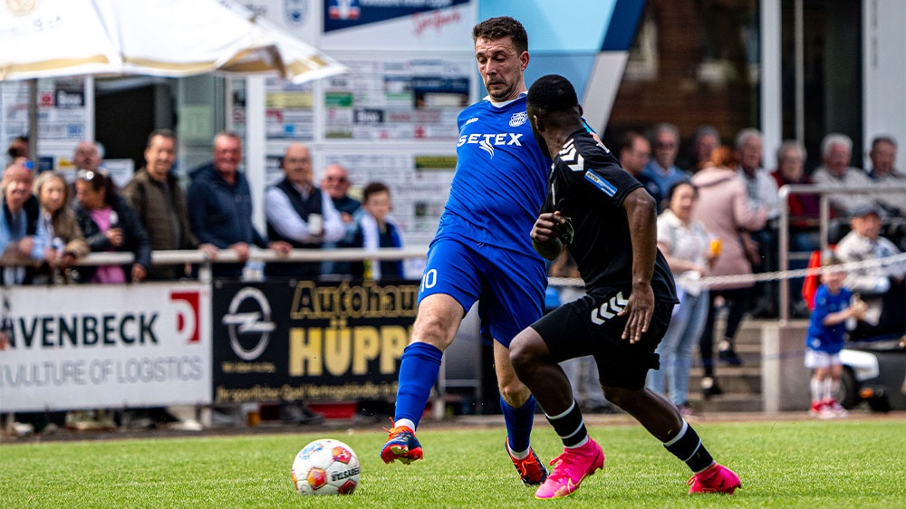 BWD-Kapitän Kevin Juch (blaues Trikot) machte mit seinem Team am Wochenende den Oberliga-Klassenerhalt perfekt.