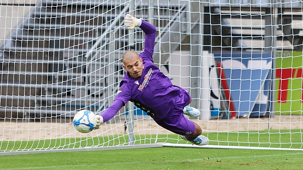 WSV-Keeper Fotios Adamidis hält im Elfmeterschießen gegen die SpVg Schonnebeck den entscheidenden Elfmeter.