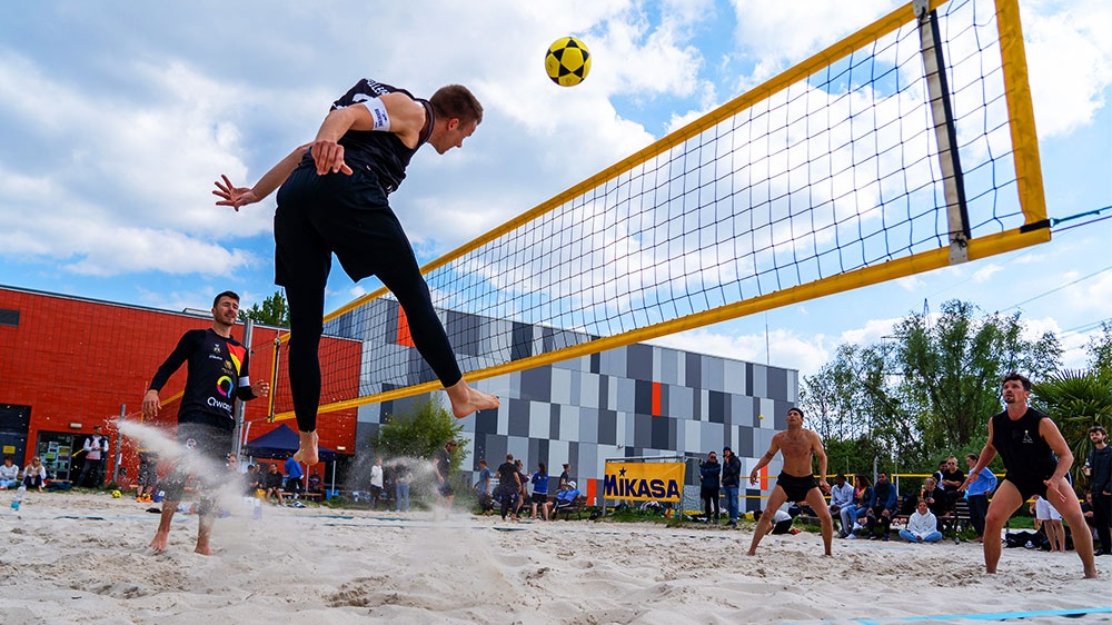 Beim Footvolley ist viel Technik gefragt, um den Ball in die gegnerische Hälfte zu befördern.