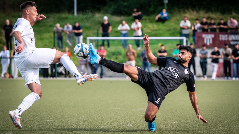 Der Mülheimer FC (schwarze Trikots) landete beim 1. FC Kleve einen Last Minute-Sieg.
