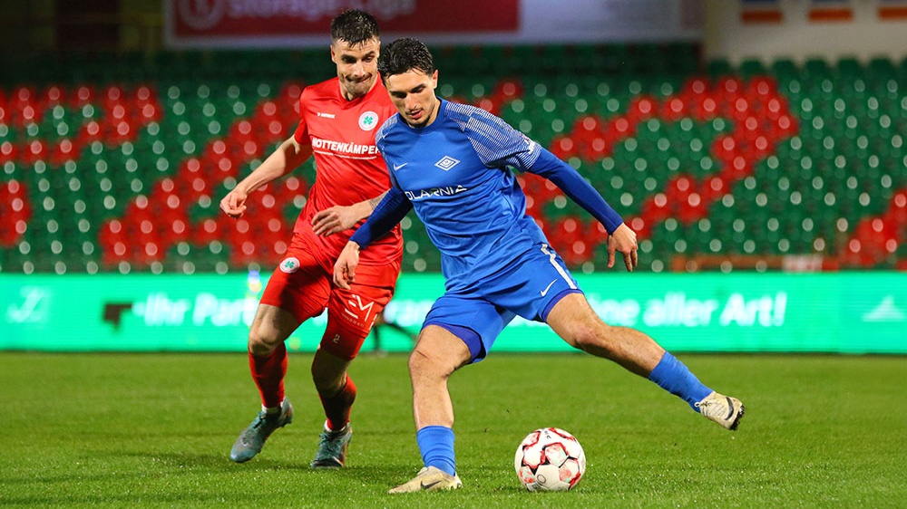 Die Sportfreunde Baumberg (blau) - in der Vorsaison im Halbfinale noch gegen RW Oberhausen ausgeschieden - eröffnen als eines von 48 Teams am Sonntag ab 15 Uhr die Niederrheinpokalsaison 2024/2025.