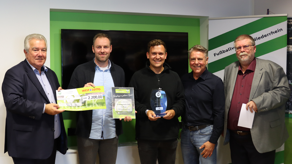 V.l.n.r. FVN-Präsident Peter Frymuth, Norman Seitz und Jannik Bauer als Trainerteam der Sportfreunde Königshardt (Gesamtsieger des Oddset-Fair-Play-Pokals 2022/2023), Albert Haarmann vom FVN-Partner Westlotto sowie Wolfgang Jades (Vorsitzender des Verbandsfußballausschusses).