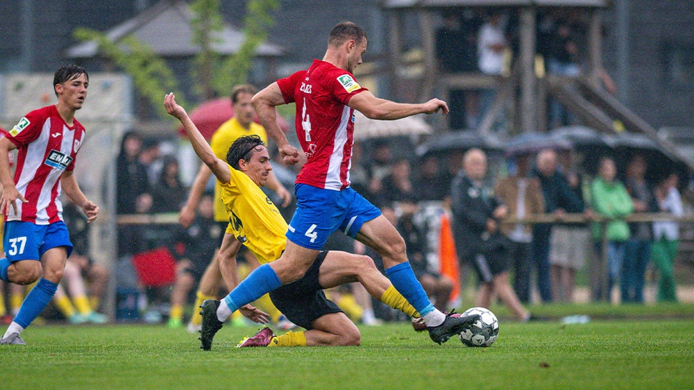 Die DJK SF 97/30 Lowick (gelb) musste sich am Mittwochabend Regionalligist Wuppertaler SV 0:6 geschlagen geben.