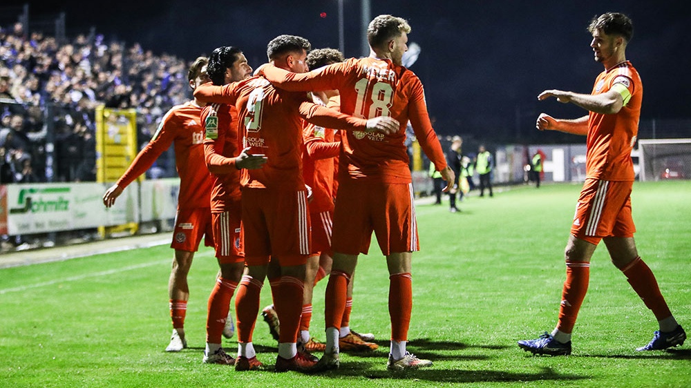 Der MSV Duisburg - hier in den orangen Ausweichtrikots - gewann im Niederrheinpokal 3:0 bei der SSVg Velbert.