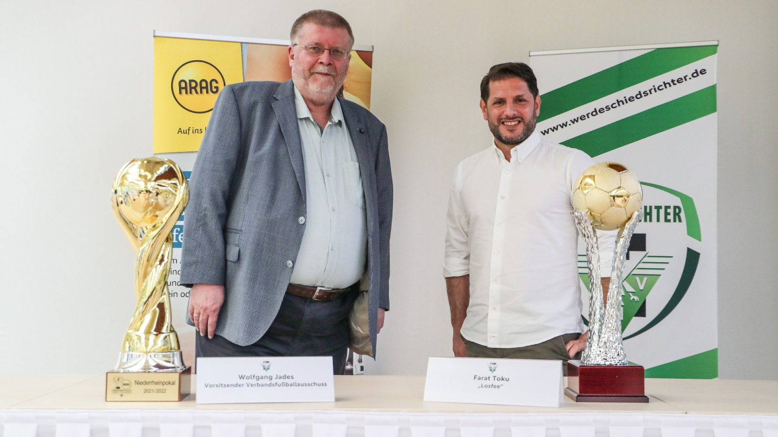 Verbandsfußballausschussvorsitzender Wolfgang Jades (links) und "Losfee" Farat Toku führten durch die Auslosung der ersten Runde im Niederrheinpokal.