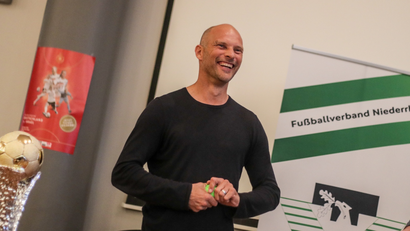 "Losfee" bei der Zweitrunden-Auslosung im Niederrheinpokal der Männer war Ex-Profi Arie van Lent.