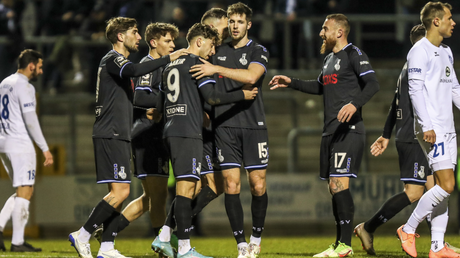 Der MSV Duisburg (dunkle Trikots) setzte sich im Niederrheinpokal-Achtelfinale 5:1 bei der SSVg Velbert durch.