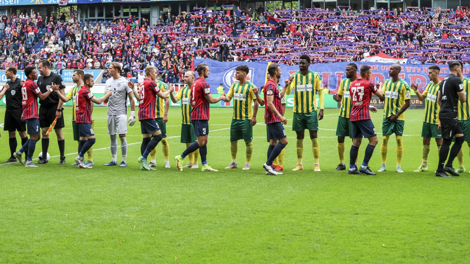 Abklatschen vor dem Niederrheinpokal-Endspiel zwischen dem SV Straelen und dem Wuppertaler SV.