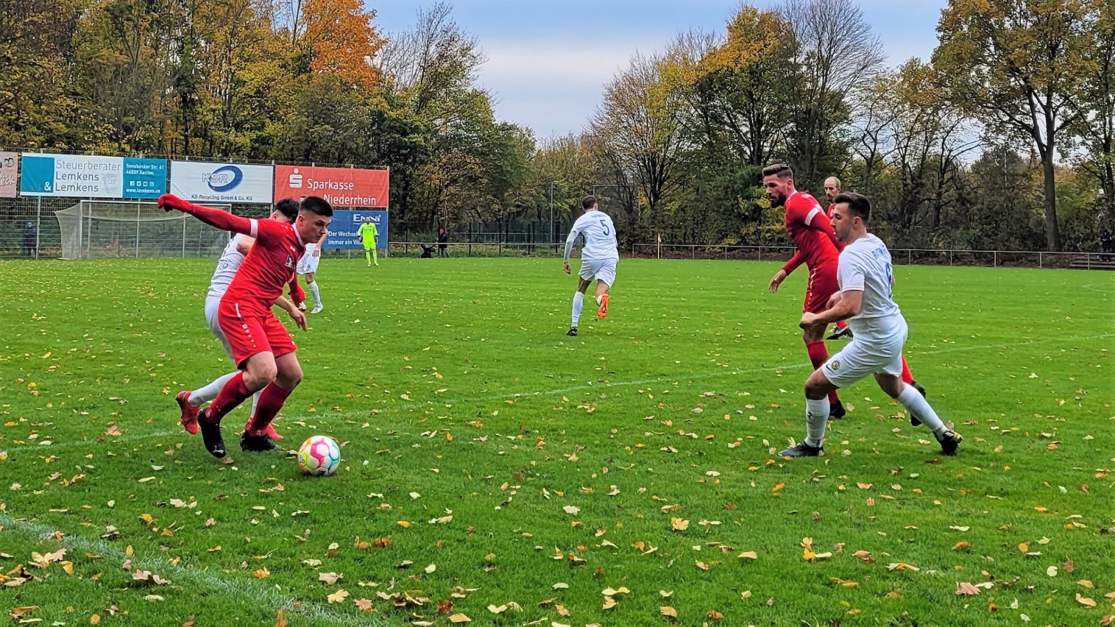 Ratingen 04/19 (weiße Trikots) benötigte beim SV Sonsbeck elf Minuten für drei Tore.