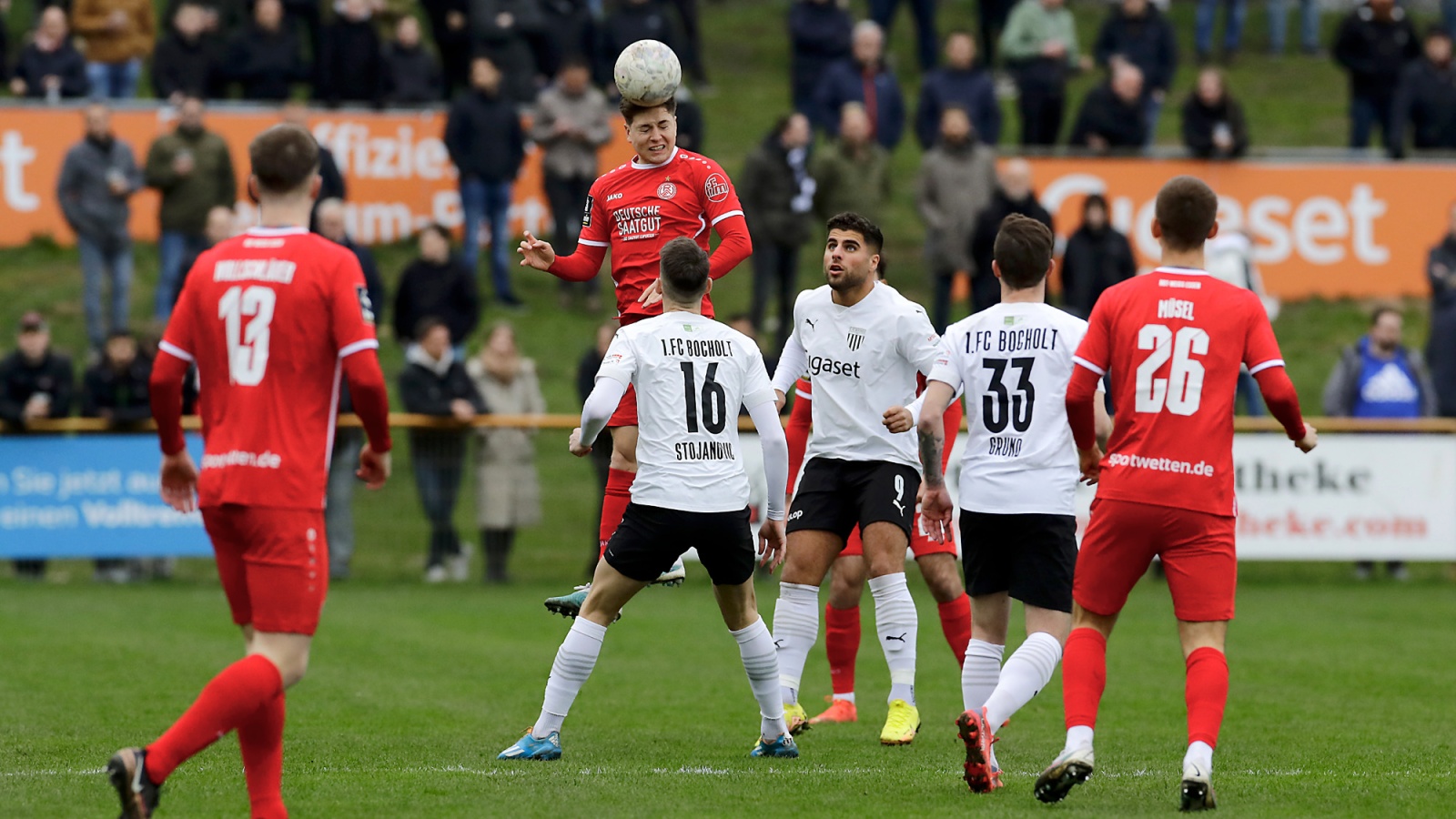 Rot-Weiss Essen (rote Trikots) gewinnt beim 1. FC Bocholt (weiß) und steht im Endspiel um den Niederrheinpokal 2022/2023.