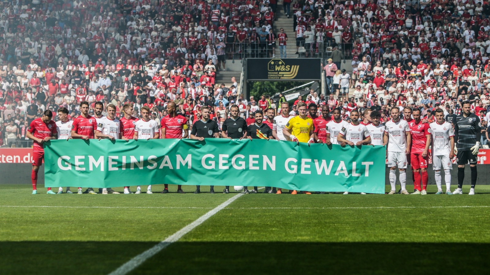 Unter dem Motto "Gemeinsam gegen Gewalt" gedachten beide Teams sowie das Schiedsrichtergespann vor Anpfiff dem verstorbenen Jugendspieler Paul.
