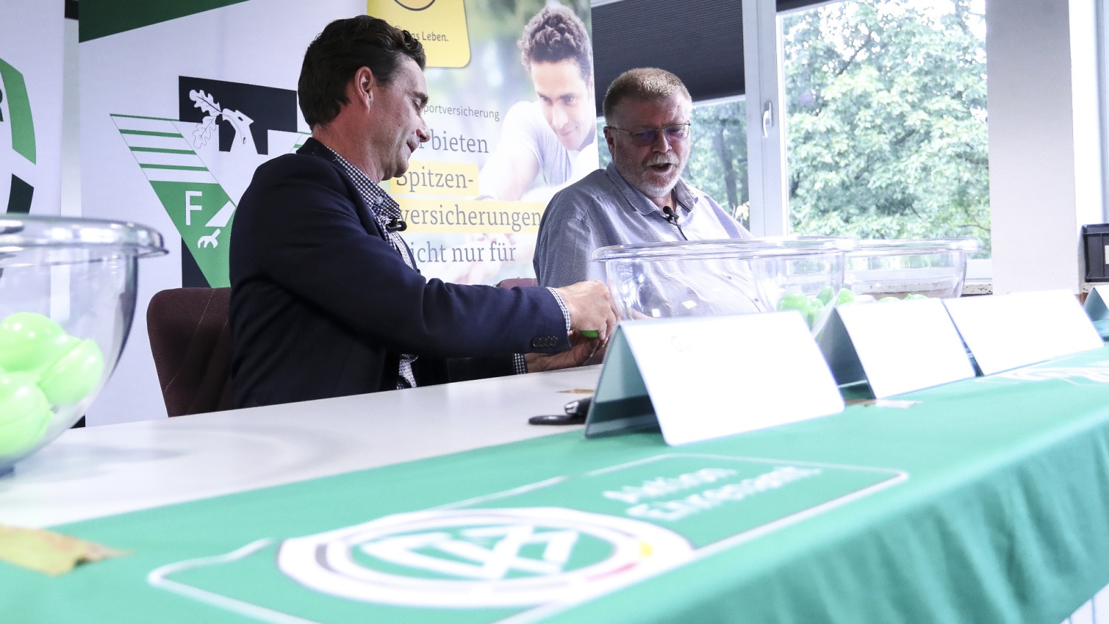 "Losfee" Guido Winkmann (l.) und Ziehungsleiter Wolfgang Jades.