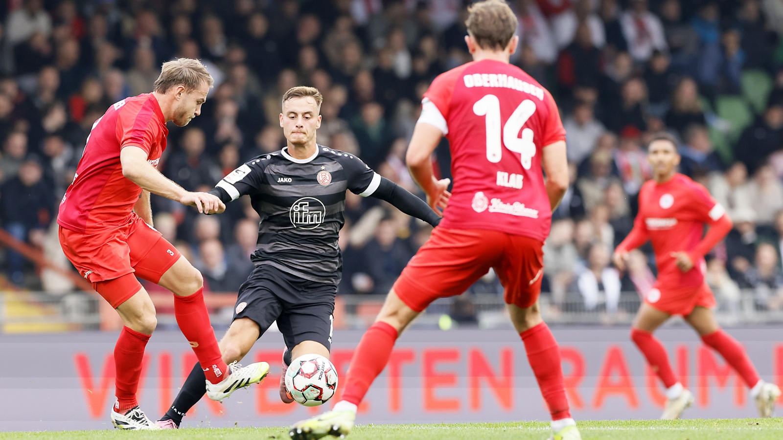 Lieferten sich in der zweiten Runde des Niederrheinpokals einen heißen Kampf: Rot-Weiß Oberhausen (rote Trikots) und Rot-Weiss Essen (schwarz).