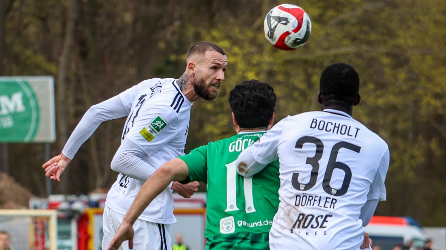 Bocholt (weiße Trikots) und Duisburg (grün) lieferten sich ein umkämpftes Duell.