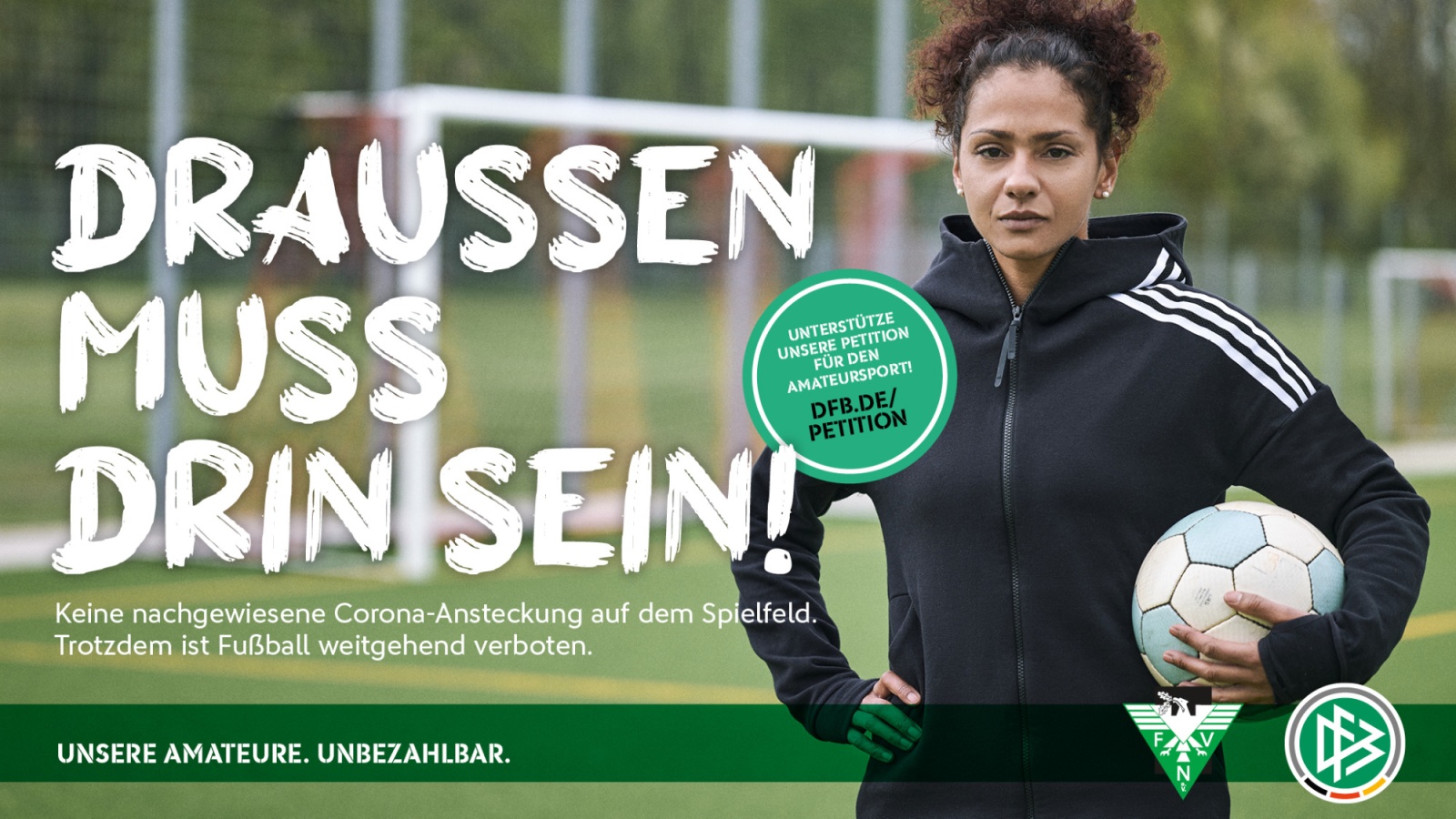 Frau auf Fußballfeld, blickt entschlossen. Schriftzug "DRAUSSEN MUSS DRIN SEIN!". Forderung nach Aufhebung des Spielverbots für Amateursport. Logos DFB und Verein.