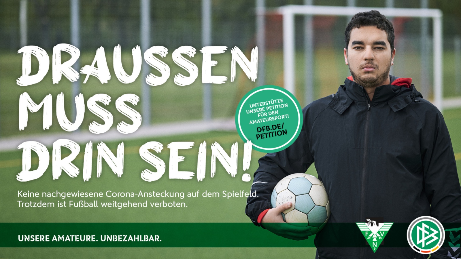 Fußballspieler mit Ball auf Grün. Im Hintergrund Fußballtor. Text: "DRAUSSEN MUSS DRIN SEIN!". Forderung nach Petition für Amateurfußball. Vereinslogo rechts unten.