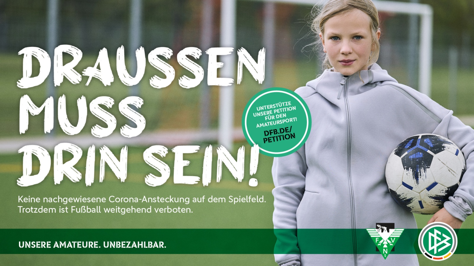 Fußballfeld mit jungem Mädchen, das auf einen Ball schaut. Schriftzug "DRAUSSEN MUSS DRIN SEIN!" und Petition zur Förderung des Amateursports. Vereinslogos rechts unten.