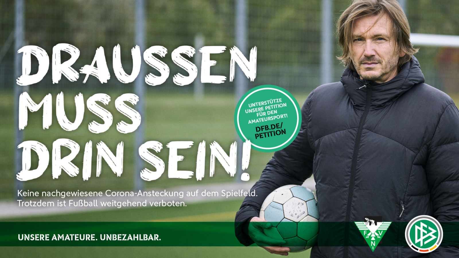 Fußballtrainer mit Ball auf Grünfeld. Im Hintergrund Slogan "Draussen muss drin sein!" und Hinweis auf Petition für Amateursport. Vereinslogo rechts unten.