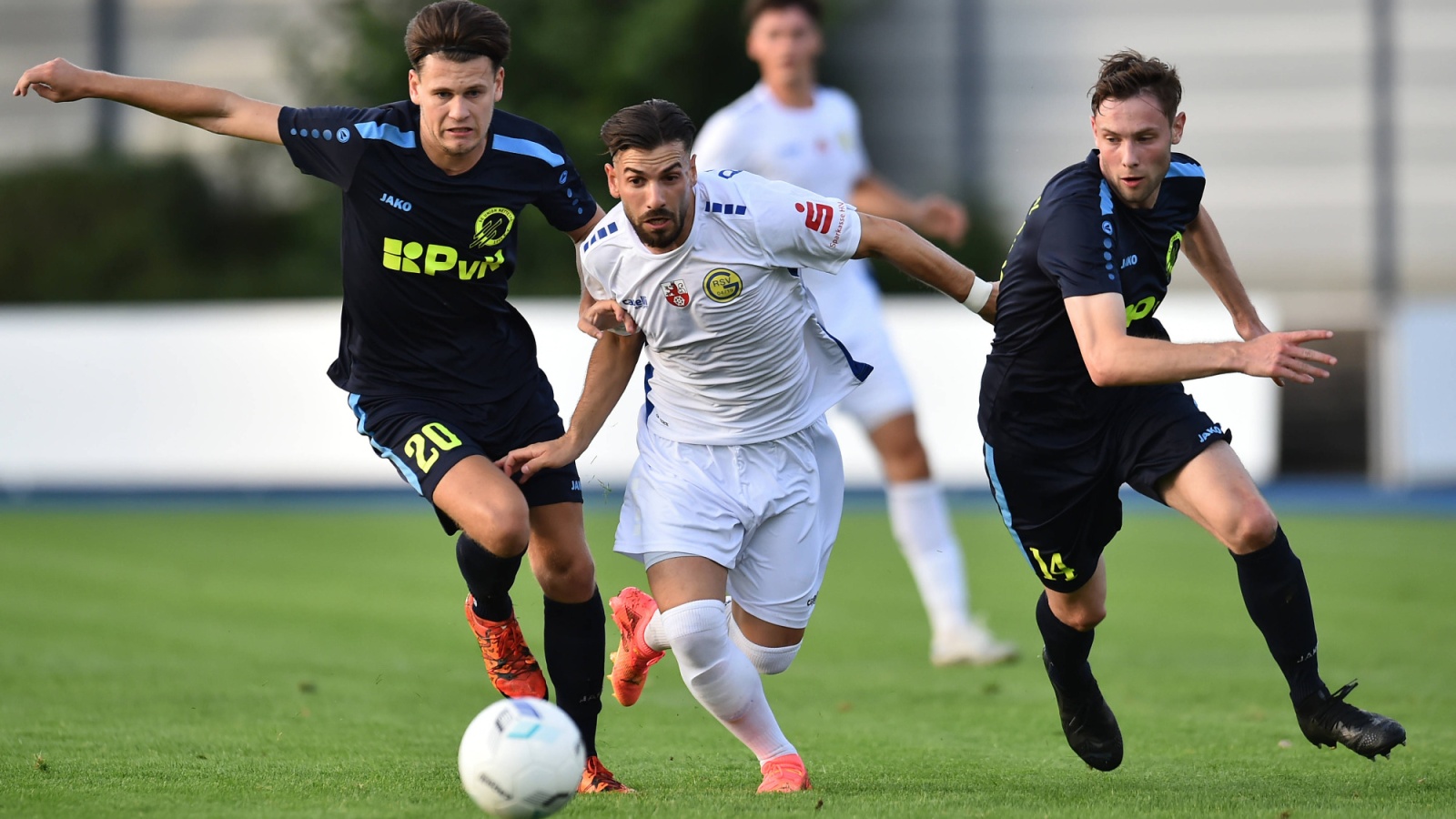 "Zauberfuß" Emre Demircan (weißes Trikot) von Ratingen 04/19.