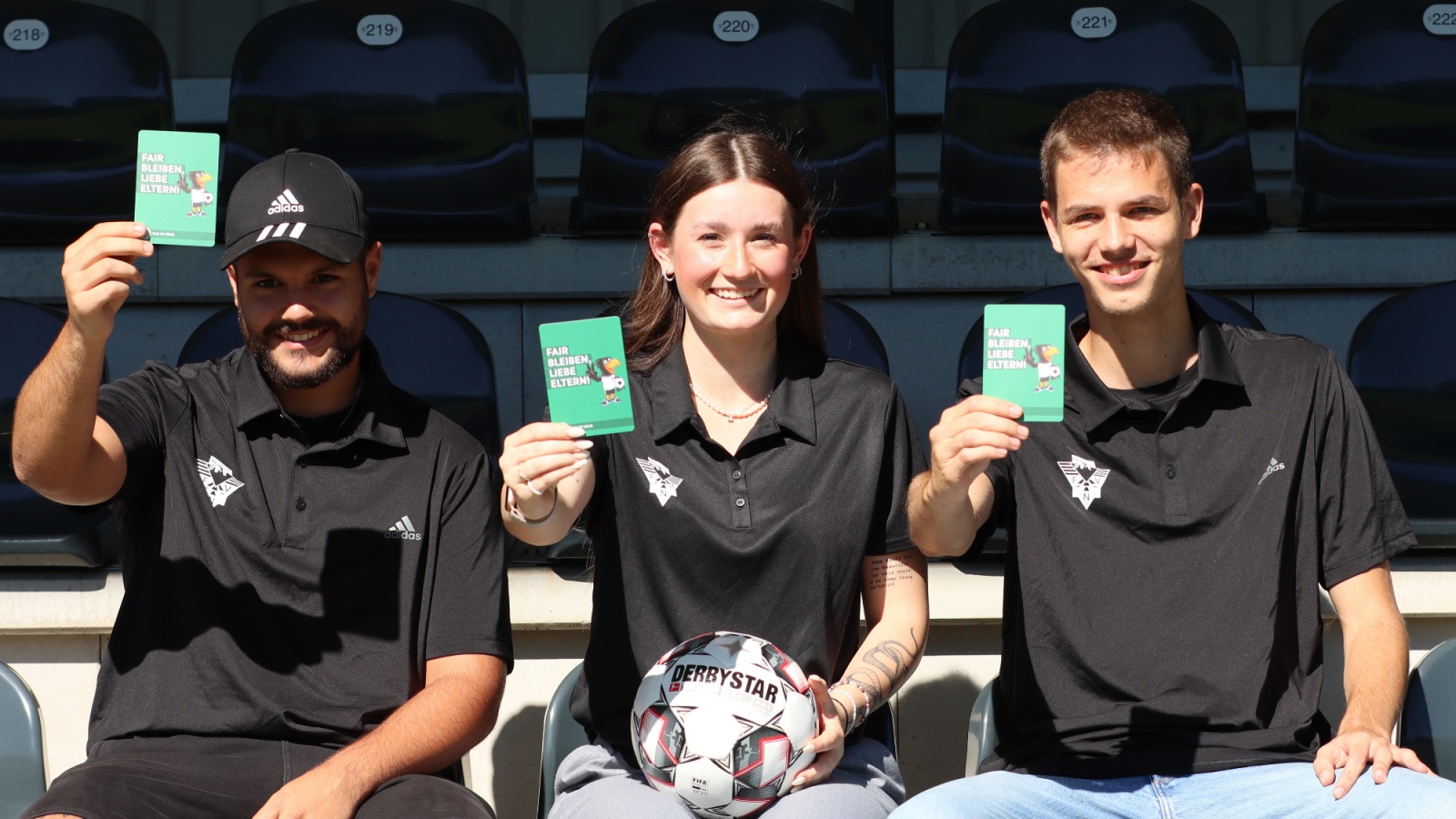 Unsere FSJler Samuel Lindner, Louisa Müggenburg und Niklas Dahm (v.l.) zeigen die grüne Karte.