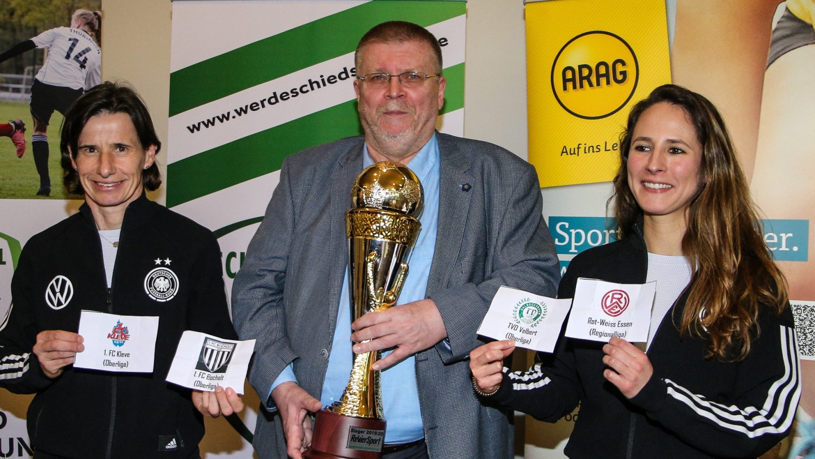 Ex-Nationalspielerin Bettina Wiegmann (Trainerin der deutschen U 15-Juniorinnen-Nationalmannschaft), Wolfgang Jades (Vorsitzender des FVN-Verbandsfußballausschusses) und Jessica Behr (Teammanagerin U 15-Juniorinnen-Nationalmannschaft) nach der Halbfinal-Auslosung im RevierSport-Niederrheinpokal (von links).