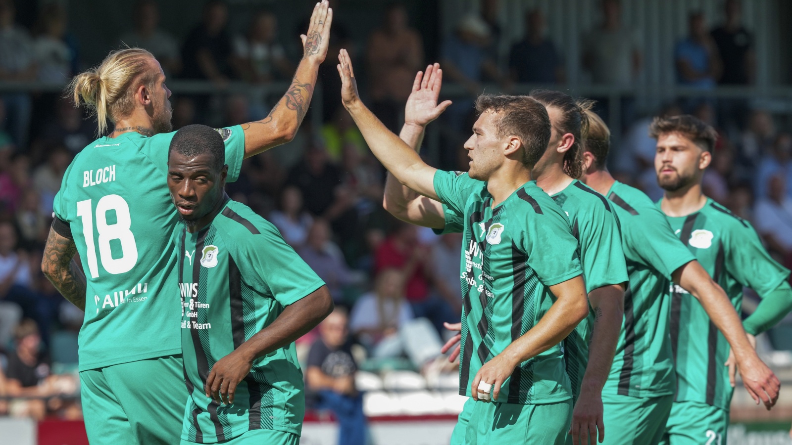 Jubel beim neuen Spitzenreiter aus Essen-Schonnebeck über das 4:3 gegen Ratingen.