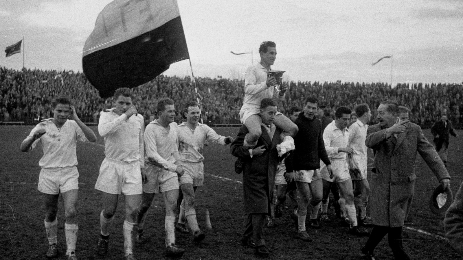 Der ETB Schwarz-Weiß Essen siegte im DFB-Pokalfinale 1959 5:2 gegen Borussia Neunkirchen.