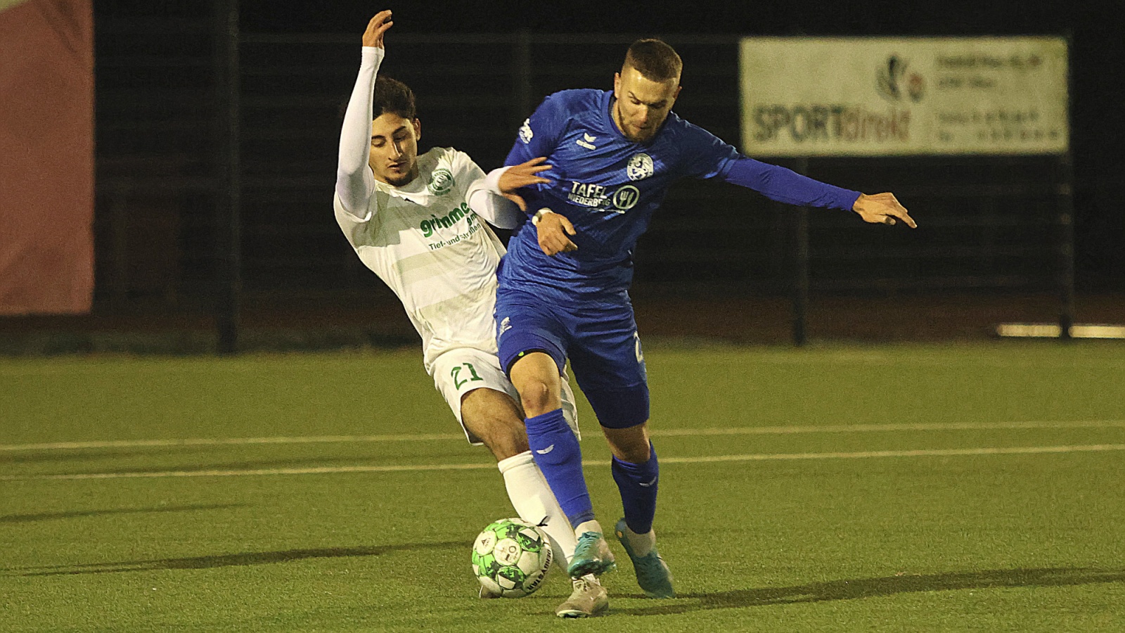Die SSVg Velbert (in blauen Trikots) siegte am Gründonnerstag 4:2 beim Nachbarn TVD Velbert.
