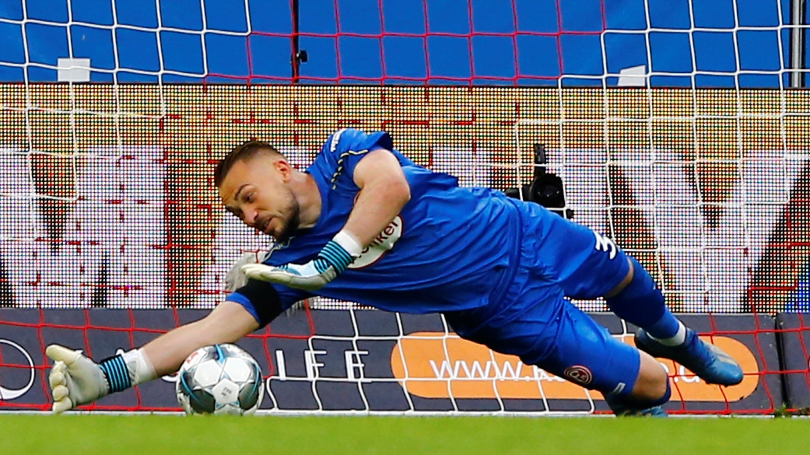 Florian Kastenmeier von Fortuna Düsseldorf wurde jetzt mit der Fair Play-Medaille des DFB ausgezeichnet.