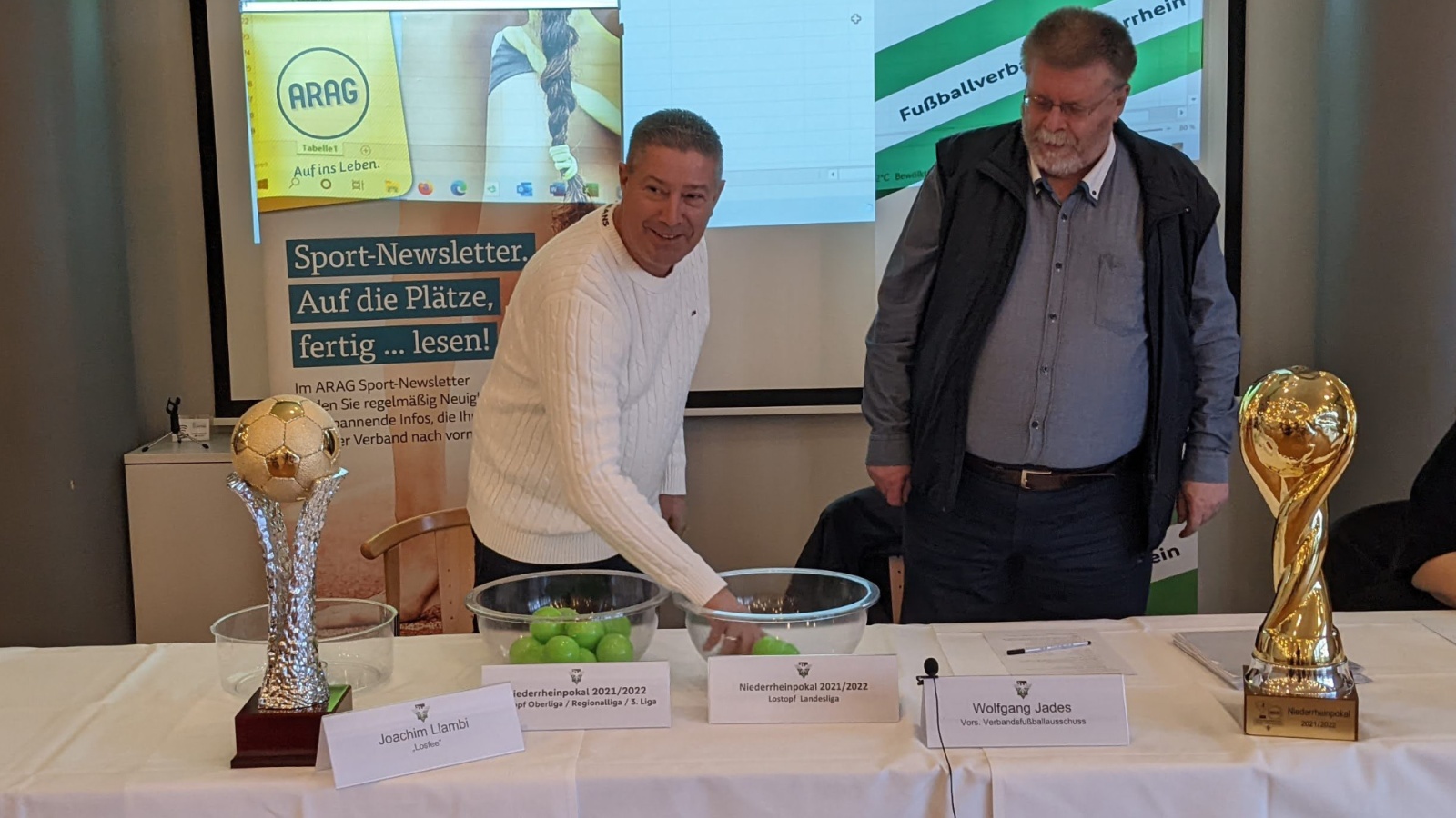 Fernseh-Moderator Joachim Llambi (links) zog am Donnerstagvormittag die Achtelfinal-Partien im Niederrheinpokal der Männer 2021/2022 mit dem VFA-Vorsitzenden Wolfgang Jades.