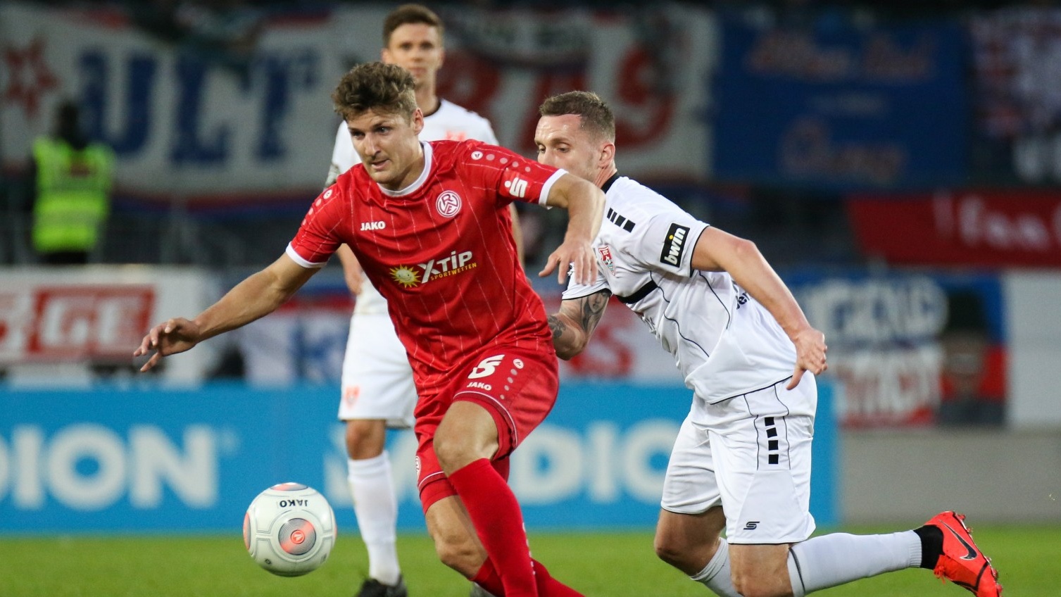 Im letzten Halbfinale hatte der KFC Uerdingen (weiße Trikots) auf dem Weg zum Titel in Essen 2:0 gewonne