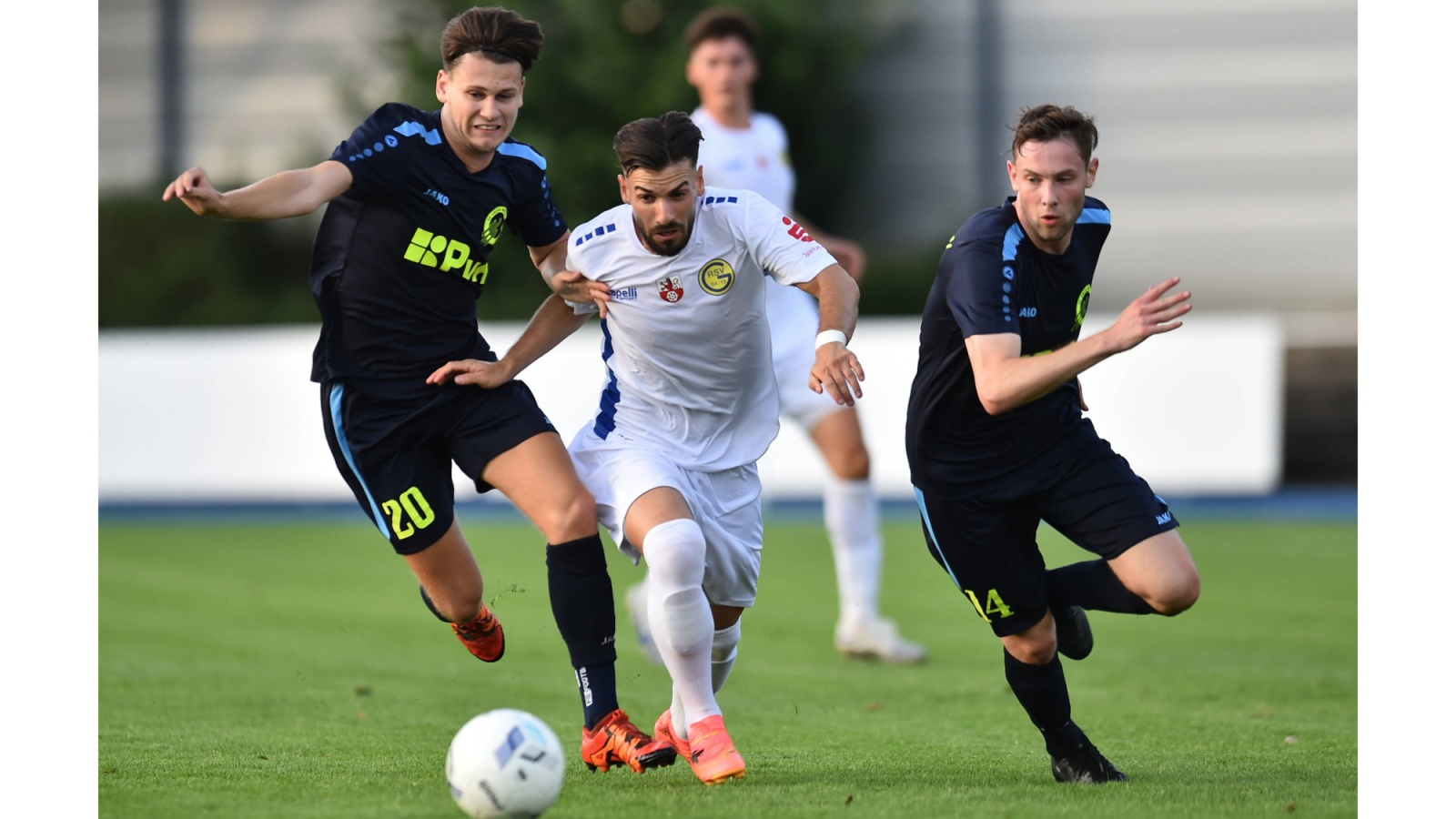 Union Nettetal (dunkle Trikots/hier ein Foto aus dem Spiel gegen Ratingen 04/19) spielte 1:1 gegen den Meister SF Baumberg.