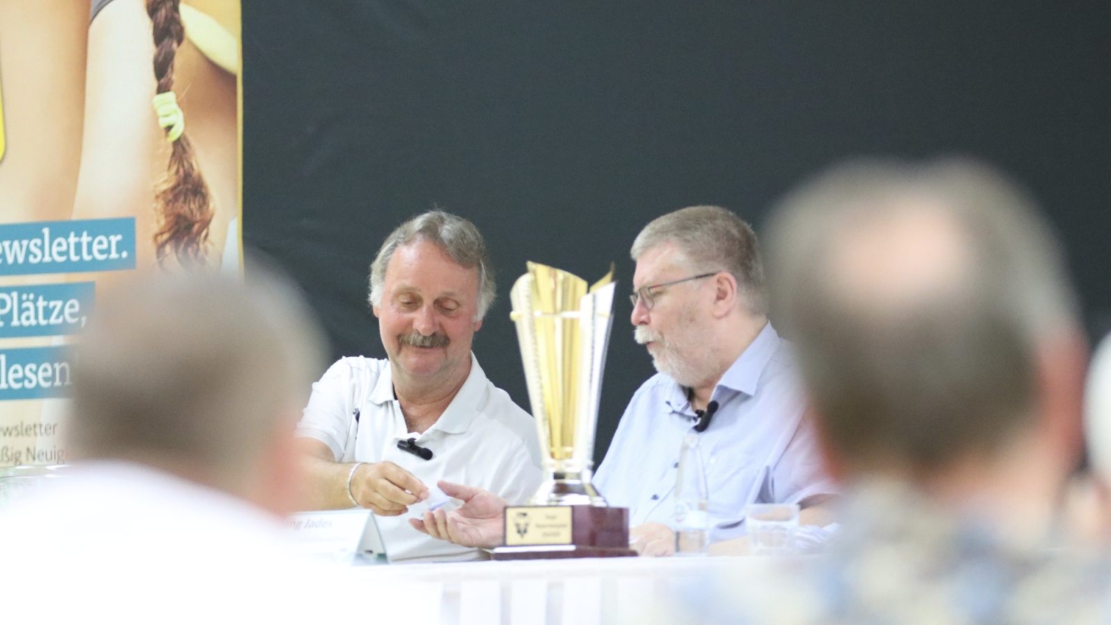 Kult-Trainer Peter Neururer (links) und Wolfgang Jades bei der Niederrheinpokal-Auslosung.