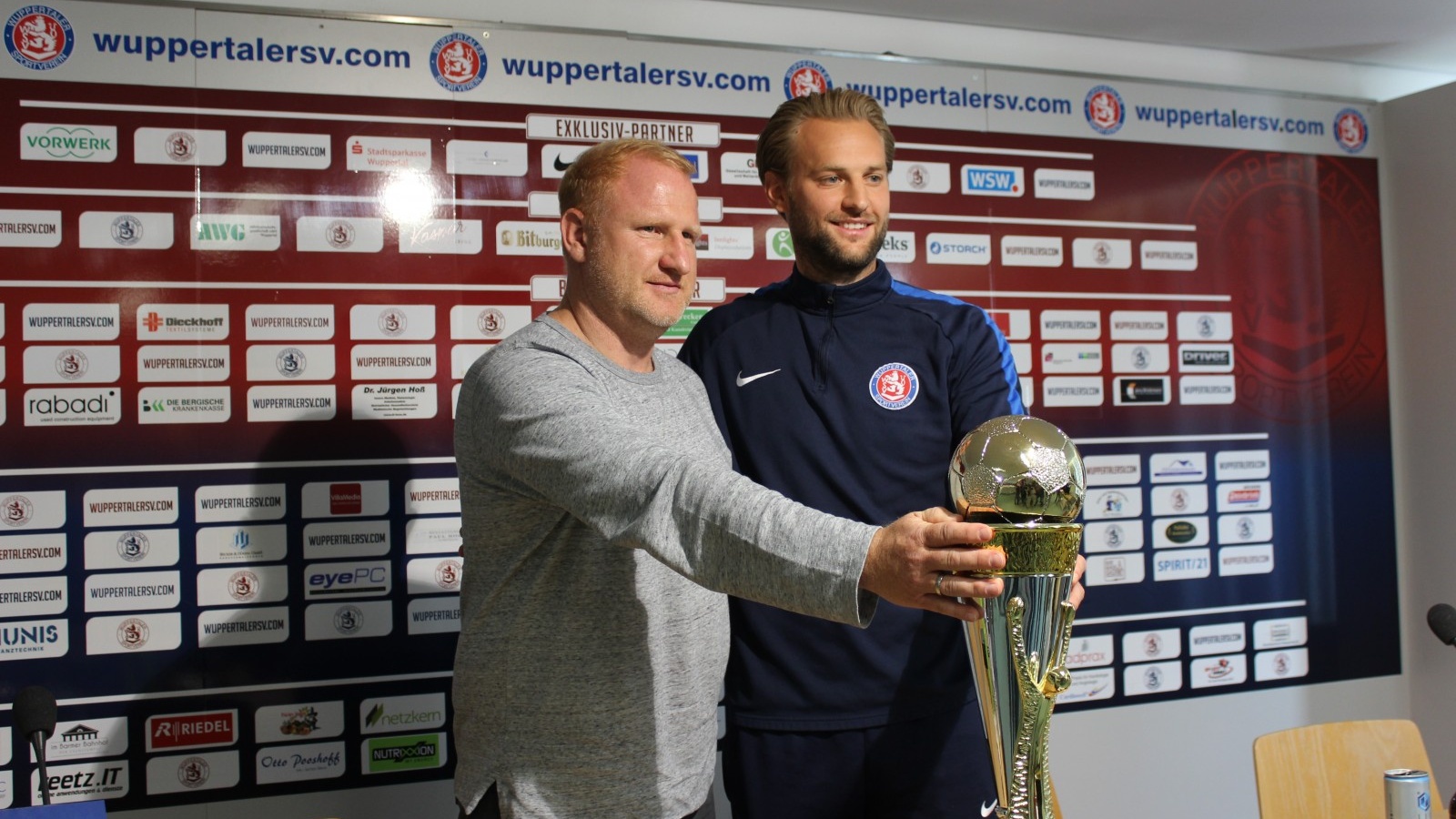 Eine Hand am Pott: KFC-Trainer Heiko Vogel (links) und WSV-Trainer Pascal Bieler.