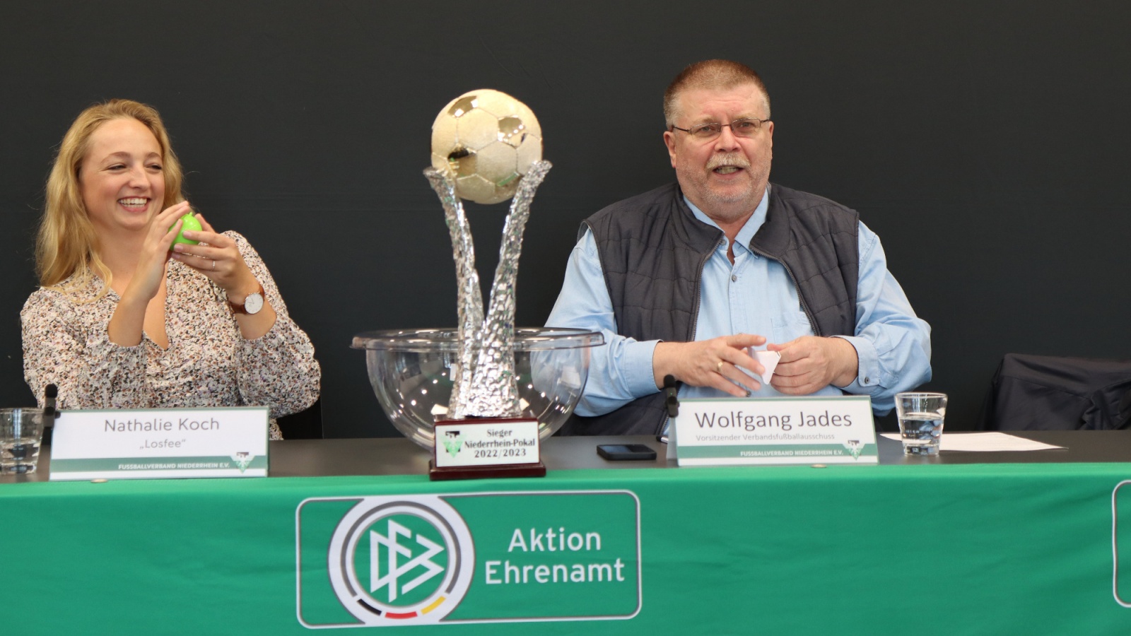 „Losfee“ Nathalie Koch, Assistentin der Geschäftsführung beim FVN, und Wolfgang Jades, Vorsitzender des FVN-Verbandsfußballausschusses, bei der Auslosung.