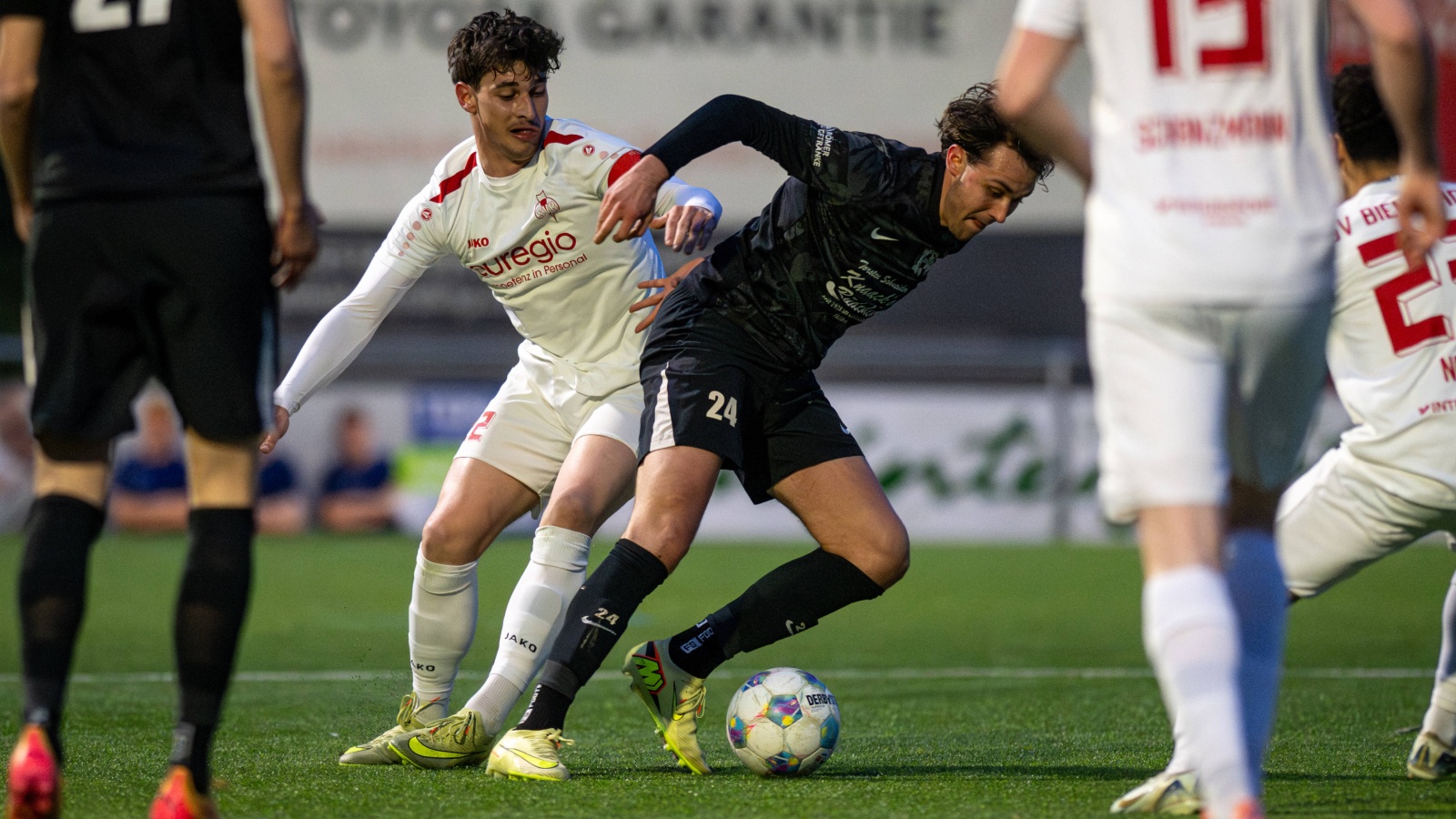Der VfB Hilden (schwarze Trikots) legte sich mit dem 5:1 beim SV Biemenhorst den neunten (!) Sieg in Serie ins Osternest.